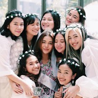 Inilah momen bahagia Aurel Hermansyah bersama para sahabatnya saat bridal shower. (Foto: Instagram)