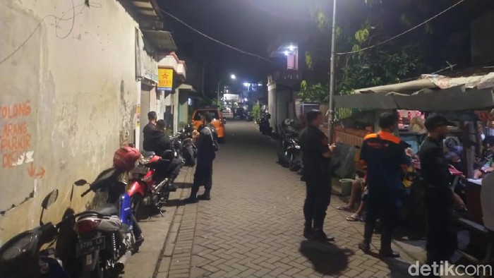 Pria di Surabaya ditemukan tewas dengan leher terikat tali. Polisi menyebut pria tersebut bunuh diri.