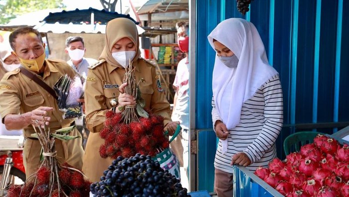 Gambar Orang Di Pasar : Masuk Pasar Di Jakarta Kini Wajib Tunjukan