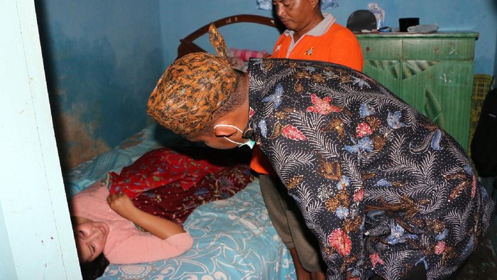 Bupati Sumenep Achmad Fauzi mengunjungi korban angin puting beliung di dua desa