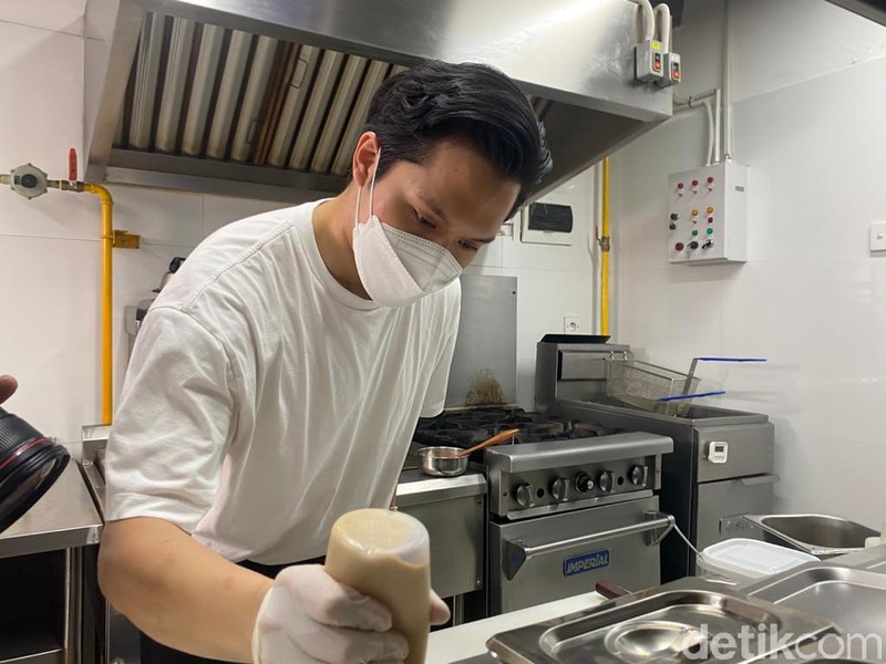 Burger dengan Patty Juicy dan Keju Swiss Lumer Racikan Chef Arsyan