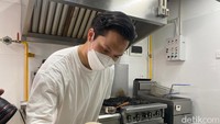 Di Cipete ada tempat makan burger premium yang juicy dengan keju Swiss lumer. Diracik hangat oleh chef Arsyan sang pemilik. Foto: detikFood