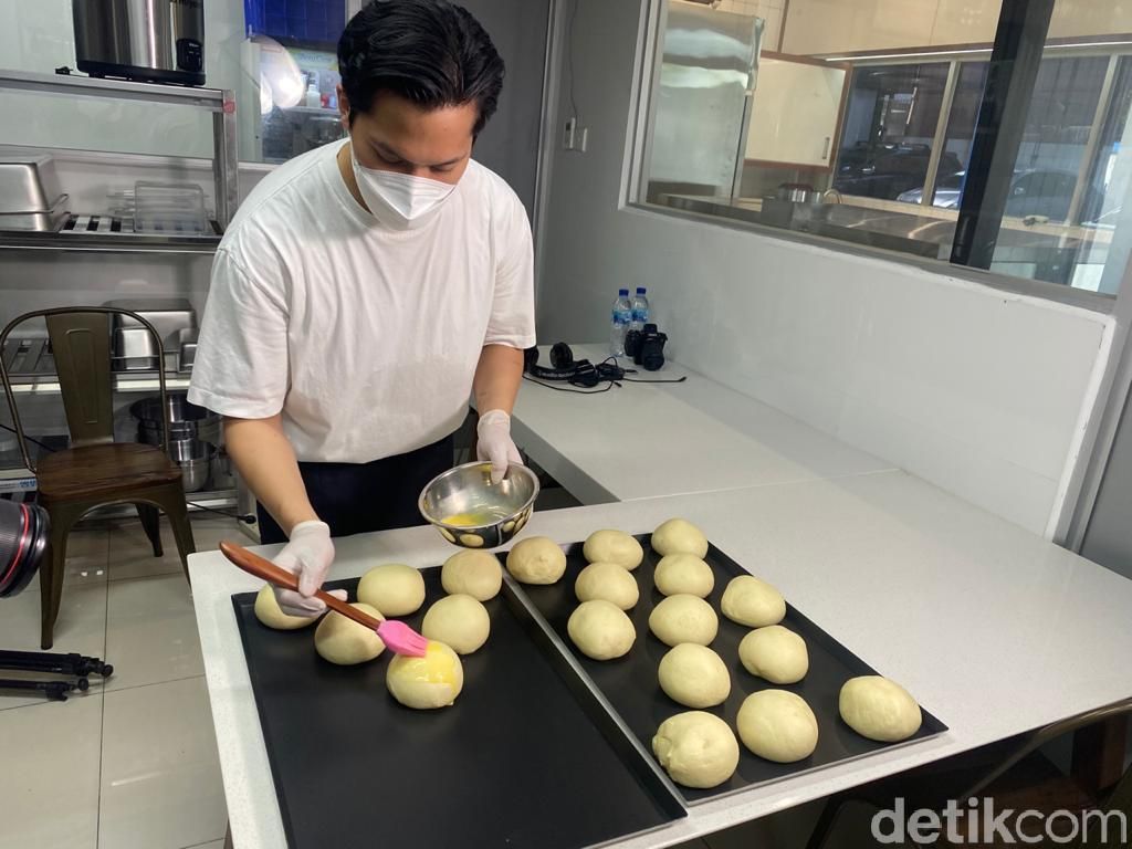 Burger dengan Patty Juicy dan Keju Swiss Lumer Racikan Chef Arsyan