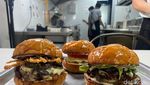 Juicy! Burger Premium dengan Keju Swiss yang Lumer dari Burger Garage