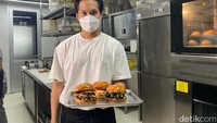 Seperti Leclerc kisaran harganya sekitar Rp 86.000. Sementara untuk burger Tsunoda harganya sekitar Rp 78.000. Kalau mau cicip burger original juga bisa, harganya sekitar Rp 60.000 saja. Foto: detikFood