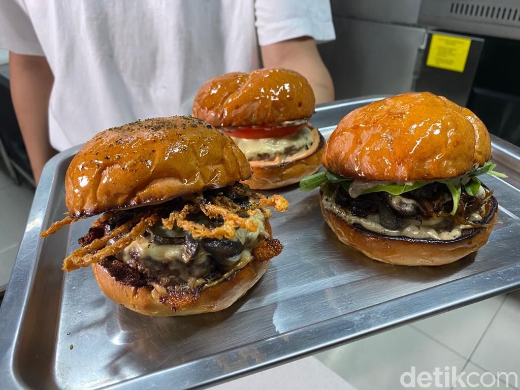 Burger dengan Patty Juicy dan Keju Swiss Lumer Racikan Chef Arsyan