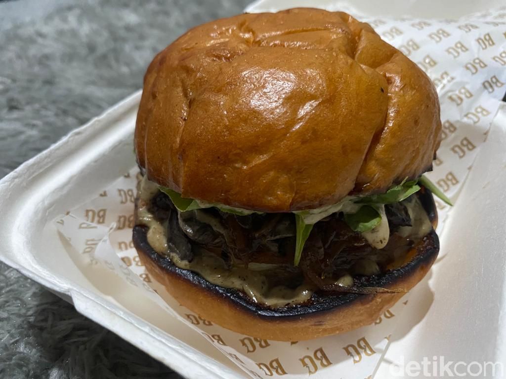 Burger dengan Patty Juicy dan Keju Swiss Lumer Racikan Chef Arsyan