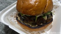 Ada lima jenis burger premium yang tersedia, yaitu Leclerc, Hamilton, BG Burger, Tsunoda dan Perez. Pemesanan bisa dilakukan via aplikasi ojek online, Instagram, atau datang langsung ke gerainya.  Foto: detikFood