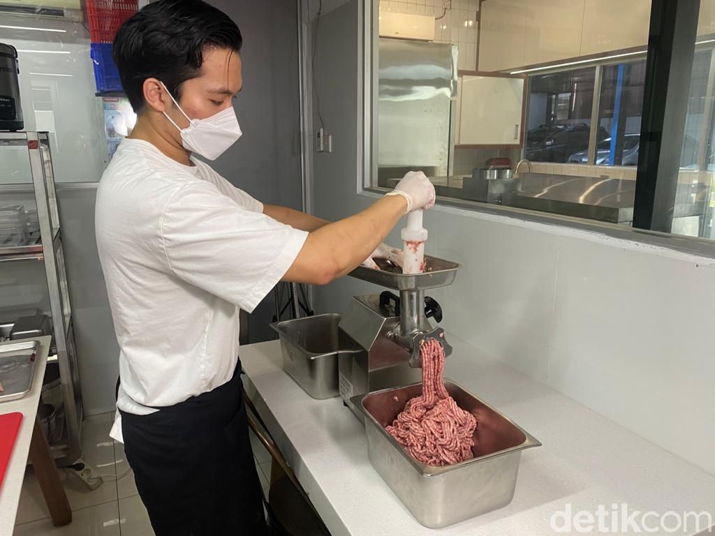 Burger dengan Patty Juicy dan Keju Swiss Lumer Racikan Chef Arsyan