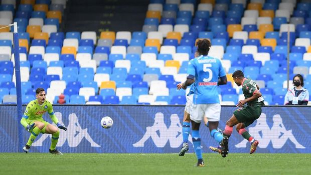 NAPLES, ITALY - APRIL 03: Junior Messias of Crotone scores their side's third goal during the Serie A match between SSC Napoli and FC Crotone at Stadio Diego Armando Maradona on April 03, 2021 in Naples, Italy. Sporting stadiums around Italy remain under strict restrictions due to the Coronavirus Pandemic as Government social distancing laws prohibit fans inside venues resulting in games being played behind closed doors. (Photo by Francesco Pecoraro/Getty Images)