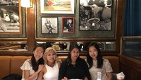 Momen kuliner Felicia Hutapea semakin berwarna ketika bersama teman-temannya. Ada banyak menu yang dipesan, mulai dari spaghetti dan steak.  Foto: Instagram @Feliciahutapea