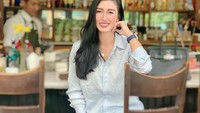 Tampil cantik dan modis dalam berbagai kesempatan, ini gaya Livy saat tengah nongkrong di salah satu kafe. Foto: Instagram @livyandriany