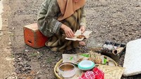 Memainkan berbagai karakter yang berbeda di setiap FTV. Kali ini Livy harus beradegan menjadi penjual sate keliling. Foto: Instagram @livyandriany