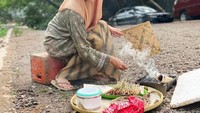 Nah kalau ini momen seru Livy saat membuat sate yang dijualnya, di salah satu adegan FTV yang dibintanginya. Foto: Instagram @livyandriany