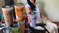 Dapat kiriman minuman manis yang dingin dan menyegarkan. Livy berpose dengan es cokelat hingga Thai tea. Foto: Instagram @livyandriany