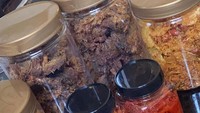  Jago masak dan suka menyimpan lauk kering. Ini koleksi lauk milik Livy, ada teri, kentang balado sampai dendeng. Foto: Instagram @livyandriany