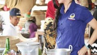 Bingung kulineran di tengah pasar. Livy sampai bingung makanan apalagi yang harus dicicipnya. Foto: Instagram @livyandriany