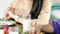 Sarapan ditemani segelas susu dan buah-buahan, jadi penyemangat Livy di tengah sibuknya agenda syuting.  Foto: Instagram @livyandriany
