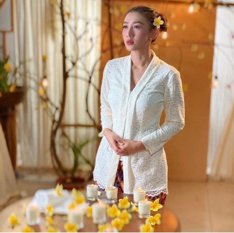 Gaya Livy Andriany Saat Jualan Sate hingga Asinan Buah