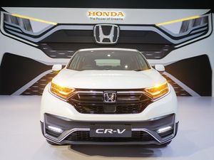 Honda CR-V Vs Wuling Almaz, Mana yang Lebih Laris?