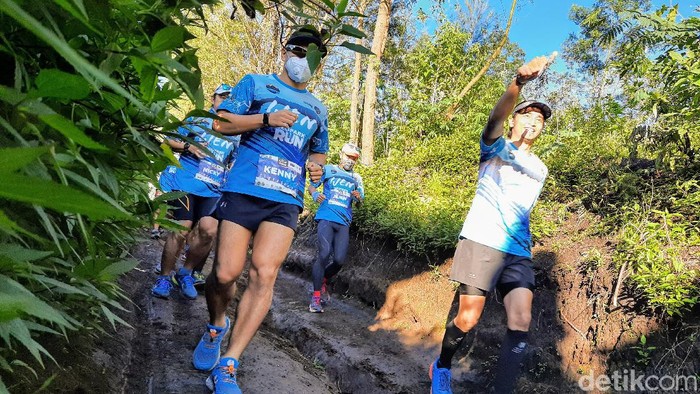 Puluhan pelari tingkat nasional mengikuti perlombaan Ijen Geopark Run. Para peserta start dari wilayah Kabupaten Bondowoso hingga finis di Banyuwangi pada 2-4 April 2021.