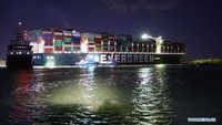 Menghubungkan Laut Mediterania dengan Laut Merah, Terusan Suez adalah jalur utama untuk perdagangan lintas laut global karena memungkinkan kapal untuk melakukan perjalanan antara Eropa dan Asia Selatan tanpa menavigasi di sekitar Afrika. Foto: Dok. Xinhua/Ahmed Gomaa