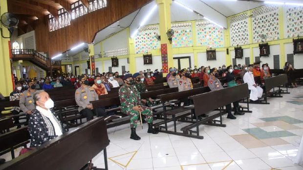 Kapolri Jenderal Listyo Sigit Prabowo meninjau vaksinasi COVID-19 di Polda NTT dan meninjau pengamanan jelang Paskah di Gereja Katolik St. Yoseph Naikoten Kupang (dok Polri)