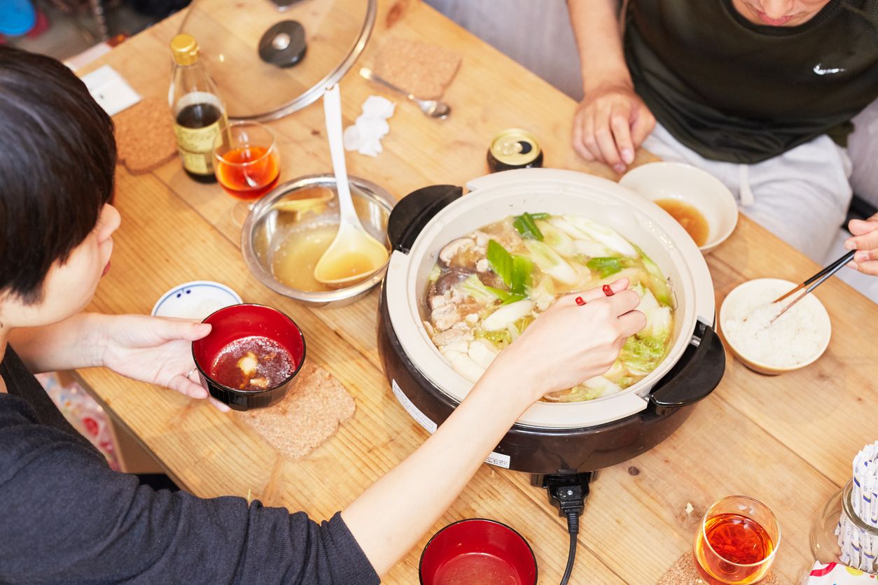 Kesal Dengar Suara Mobil Saat Makan, Pria Ini Siram Kuah Steamboat ke Pengunjung
