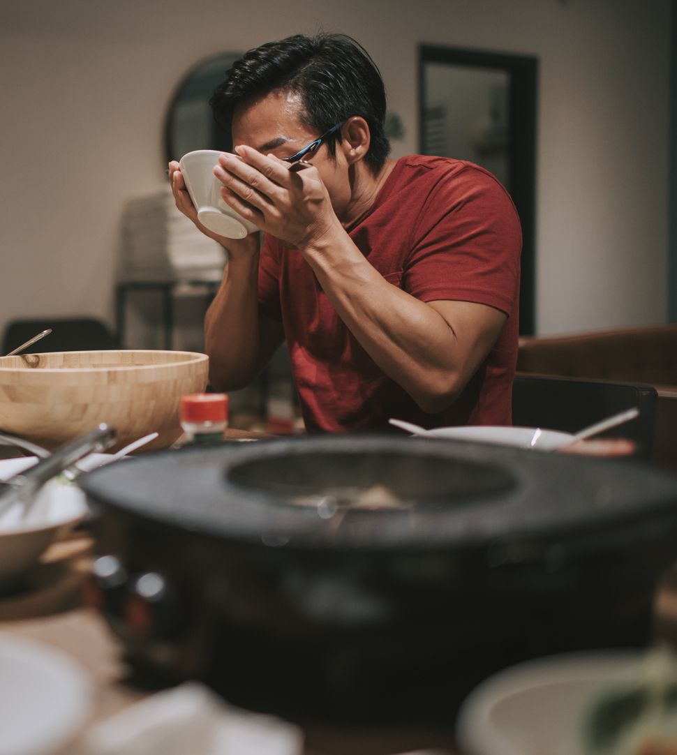 Kesal Dengar Suara Mobil Saat Makan, Pria Ini Siram Kuah Steamboat ke Pengunjung