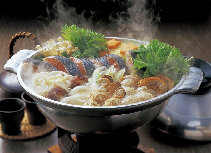 Kesal Dengar Suara Mobil Saat Makan, Pria Ini Siram Kuah Steamboat ke Pengunjung