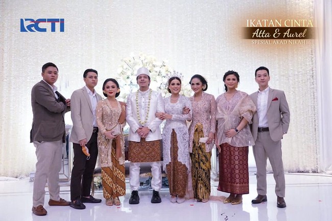 Sanggul memiliki ciri khas, yakni bentuknya menyerupai kupu-kupu. Foto: Instagram/@officialrcti