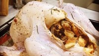 Sebelum menjadi Mualaf, Marcell seringkali memasak dengan keluarga. Misalnya seperti ayam kalkun untuk sajian makan malam di hari natalnya. Foto: Instagram@marcellsiahaans