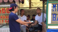 Tetapi di sela-sela dietnya, Marcell tak sepenuhnya meninggalkan makanan goreng-gorengan. Misalnya seperti batagor dan mie bakso ini. Foto: Instagram@marcellsiahaans