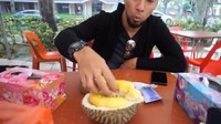 Marcell juga seorang penyanyi yang mencintai durian. Ia begitu lahap ketika menyantap lezatnya dan legitnya durian Musang King. Foto: Instagram@marcellsiahaans