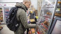 Bahkan ketika melakukan perjalanan ke luar kota. Marcell tak lupa untuk membeli beberapa cemilan di minimarket sebagai teman selama di perjalanan. Foto: Instagram@marcellsiahaans