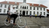 Para wisatawan lokal menikmati suasana kota tua di Kawasan Museum Fatahillah, Jakarta Barat, Sabtu (3/4/2021).