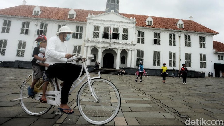 Para wisatawan lokal menikmati suasana kota tua di Kawasan Museum Fatahillah, Jakarta Barat, Sabtu (3/4/2021). Menurut data BPS yang dirilis Kamis (1/4/2021) jumlah kunjungan wisman turun 86,59% ketimbang Februari tahun lalu. Salah satu alasannya karena masa pandemi Covid-19.