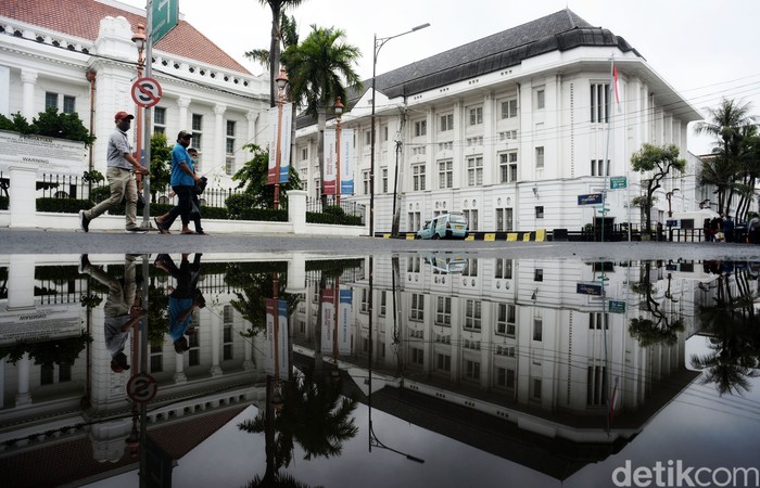 Para wisatawan lokal menikmati suasana kota tua di Kawasan Museum Fatahillah, Jakarta Barat, Sabtu (3/4/2021). Menurut data BPS yang dirilis Kamis (1/4/2021) jumlah kunjungan wisman turun 86,59% ketimbang Februari tahun lalu. Salah satu alasannya karena masa pandemi Covid-19.