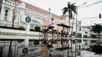 Jika dibandingkan dengan bulan sebelumnya di Januari 2021, jumlah kunjungan wisman bulan Februari 2021 menurun cukup tinggi sebesar 14,74 persen.
