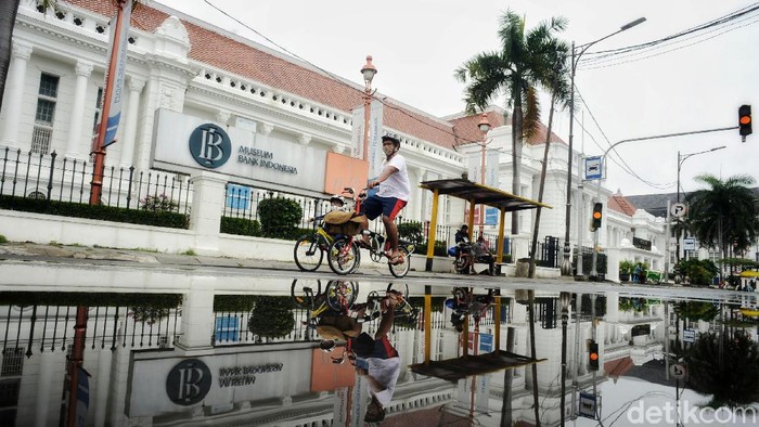 Para wisatawan lokal menikmati suasana kota tua di Kawasan Museum Fatahillah, Jakarta Barat, Sabtu (3/4/2021). Menurut data BPS yang dirilis Kamis (1/4/2021) jumlah kunjungan wisman turun 86,59% ketimbang Februari tahun lalu. Salah satu alasannya karena masa pandemi Covid-19.