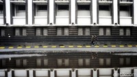 Dilihat berdasarkan pintu masuk udara, jumlah kunjungan wisman ke Indonesia bulan Februari 2021 mengalami penurunan sebesar 98,74 persen dibandingkan dengan jumlah kunjungan wisman bulan Februari 2020.