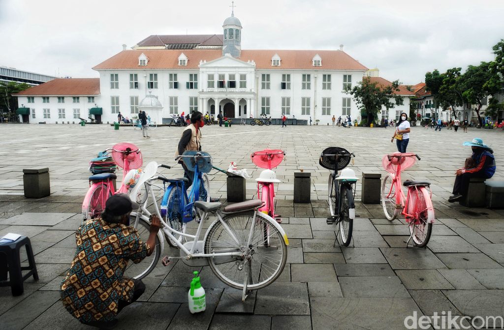 Kunjungan Wisman Menurun Drastis Para wisatawan lokal menikmati suasana kota tua di Kawasan Museum Fatahillah, Jakarta Barat, Sabtu (3/4/2021). Menurut data BPS yang dirilis Kamis (1/4/2021) jumlah kunjungan wisman turun 86,59% ketimbang Februari tahun lalu. Salah satu alasannya karena masa pandemi Covid-19.