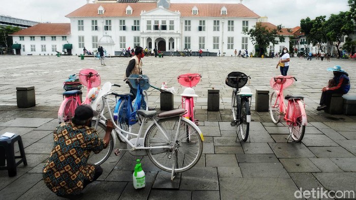 Para wisatawan lokal menikmati suasana kota tua di Kawasan Museum Fatahillah, Jakarta Barat, Sabtu (3/4/2021). Menurut data BPS yang dirilis Kamis (1/4/2021) jumlah kunjungan wisman turun 86,59% ketimbang Februari tahun lalu. Salah satu alasannya karena masa pandemi Covid-19.