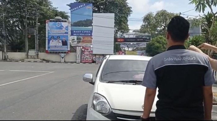Suara ledakan terdengar di depan Mapolres Pangkalpinang, Provinsi Bangka Belitung (Babel). Bunyi ledakan itu sempat menggegerkan warga yang melintas di kawasan tersebut. Suara ledakan disebabkan tupai masuk ke dalam gardu PLN.