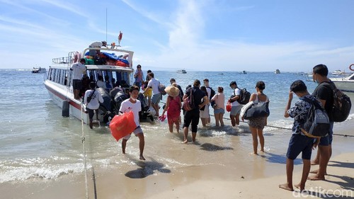 Kunjungan wisatawan ke Pulau Lembongan dan Nusa Penida di Kabupaten Klungkung, Bali melalui Pelabuhan Penyeberangan Sanur, Kota Denpasar meningkat saat libur akhir pekan Paskah. Kenaikan kunjungan wisatawan itu terjadi sejak 1 April 2021 kemarin.