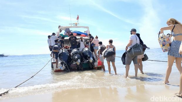 Kunjungan wisatawan ke Pulau Lembongan dan Nusa Penida di Kabupaten Klungkung, Bali melalui Pelabuhan Penyeberangan Sanur, Kota Denpasar meningkat saat libur akhir pekan Paskah. Kenaikan kunjungan wisatawan itu terjadi sejak 1 April 2021 kemarin.