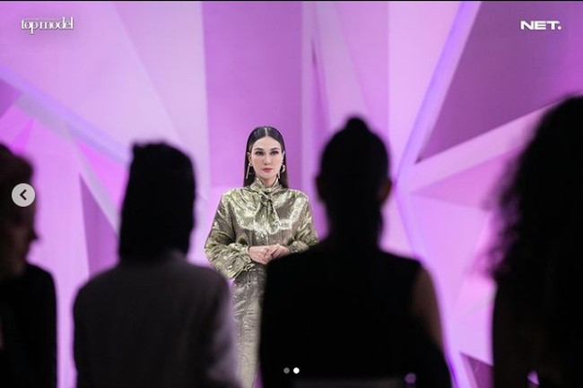 Belum lama ini salah satu aksi Luna Maya menjadi juri Indonesias Next Top Model mendapat kritikan dari warganet termasuk kalangan selebriti seperti Nadya Hutagalung. Luna dan juri lainnya yaitu Deddy Corbuzier dianggap menyepelekan kesehatan mental finalis bernama Danella Ilene. Foto: Dok. Instagram @intm_nettv @lunamaya
