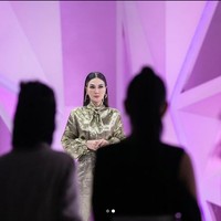 Belum lama ini salah satu aksi Luna Maya menjadi juri Indonesias Next Top Model mendapat kritikan dari warganet termasuk kalangan selebriti seperti Nadya Hutagalung. Luna dan juri lainnya yaitu Deddy Corbuzier dianggap menyepelekan kesehatan mental finalis bernama Danella Ilene. Foto: Dok. Instagram @intm_nettv @lunamaya