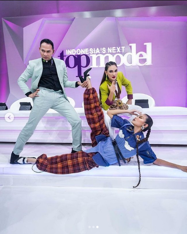 Emang Luna Maya kurang depresi apa dulu... Instead of complaining.. She is fighting it.. Thats the point. Last but not least... Tanya Model nya deh kejadian full nya gimana.. Asli nya gimana.. Sblm jadi potongan editan..  Oh and dr kmrn gw ga ngomong.. Krn.. Negara kita lagi banyak kekacauan yg lebih memerlukan energi kita, begitu kata Deddy Corbuzier soal aksinya dan Luna yang mendapat kritikan. Foto: Dok. Instagram @intm_nettv @lunamaya