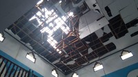 Penampakan atap dan genting Masjid Nurul Jannah di Jagakarsa, Jakarta Selatan yang bolong akibat tersambar petir, Sabtu (3/4) dini hari. (Foto: Adhyasta Dirgantara/detikcom)